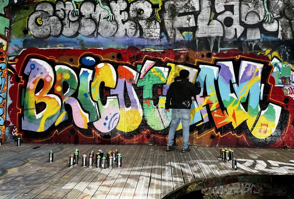 team-building_creatif_streetart_graffiti_workshop_activite_graffiti_paris_artiste_berns_creation_activity_fresque_murale©graffitiparis_equipe_2022.JPG